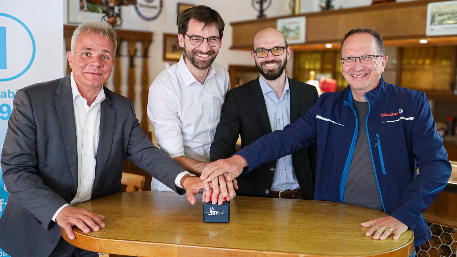 Dr. Michael Fiedeldey, Dr. Michael Bergrab, Timothy Reichl, Reuter geben Startschuss für BürgerNet Lisberg
